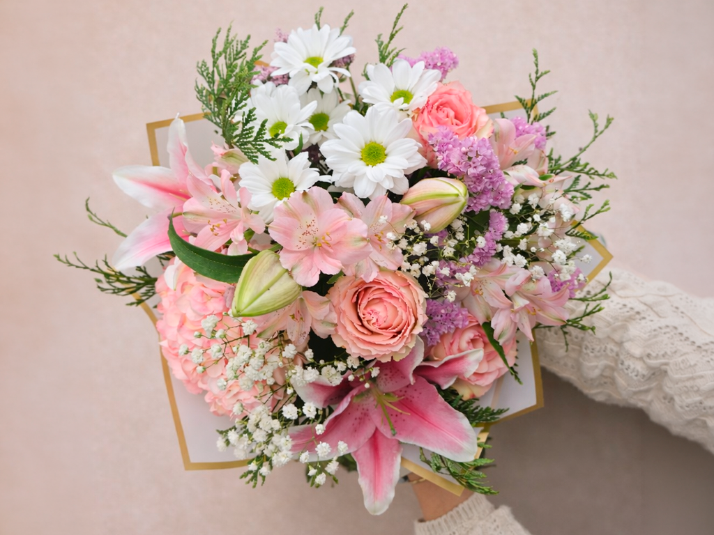 Ramo Valeria de flores naturales en tonos rosas y blancos